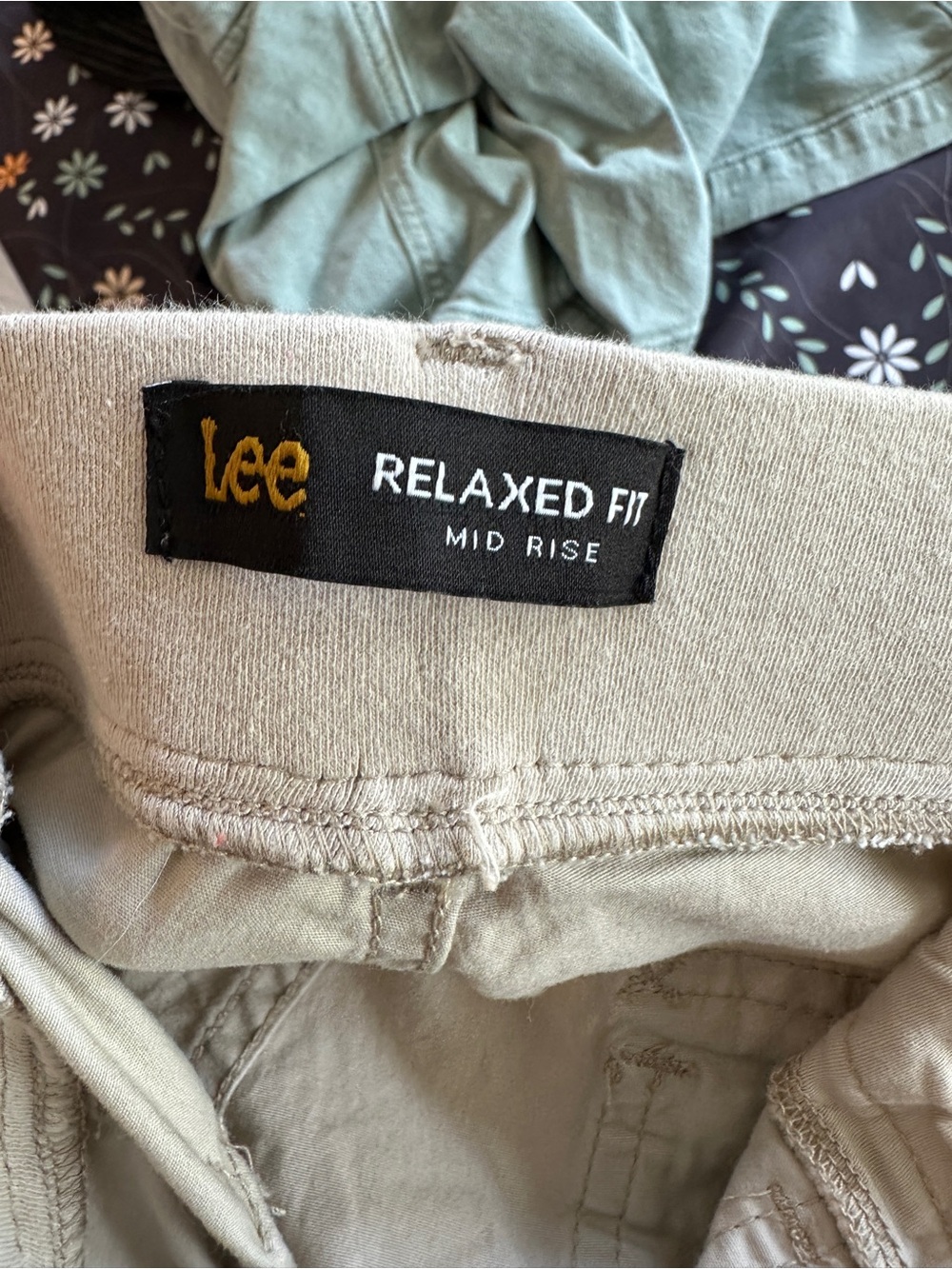 Lee soft waist relaxed fit Cargo Pants - Light Beige Utility size 8 lightweight - Picture 3 of 7
